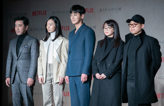 21일 '킹덤' 제작발표회에 참석한 배우 류승룡·배두나·주지훈과 김은희 작가, 김성훈 감독(왼쪽부터).   박동욱기자